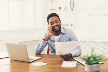 Cep telefonu üzerinde konuşurken genç siyah işadamı