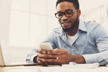 Cep telefonu kullaranarak genç siyah işadamı