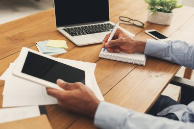 Afrikalı-Amerikalı işadamı dizüstü bilgisayarda yazarak