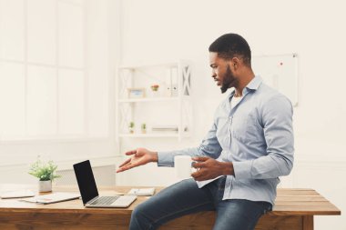 Sürpriz balck işadamı laptop arıyorum