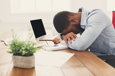 Overworking siyah işadamı dizüstü bilgisayar ile uyku