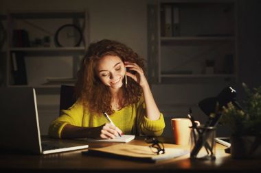 Evet iş yerinde gülümseyen kadın