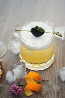 Viski kokteyli kokteyl Restoran masaya servis