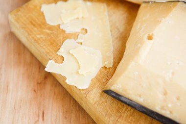 Peynir tabağı, doğal ahşap tahta üzerinde parmesan