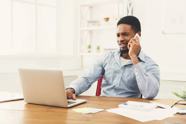 Jonge zwarte zakenman praten op mobiele telefoon — Stockfoto