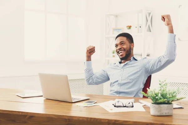 Glad affärsman vinna. Vinnare, svart man i office — Stockfoto