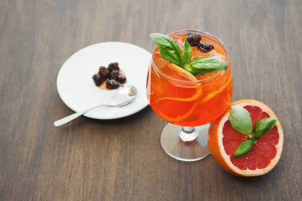 Service moderne de spritz italien avec des tranches d'orange — Photo