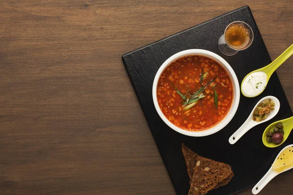 Vynikající Ruská polévka s občerstvení a nápoje — Stock fotografie
