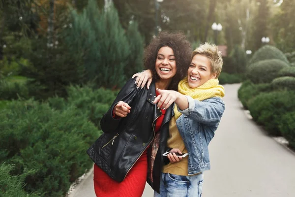 Meninas felizes se divertindo enquanto caminham no parque — Fotografia de Stock