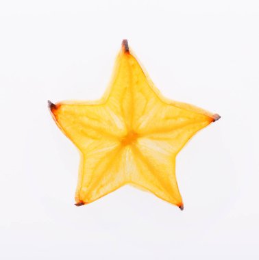 Sarı yıldız meyve dilimi arkadan aydınlatmalı, üzerinde beyaz izole