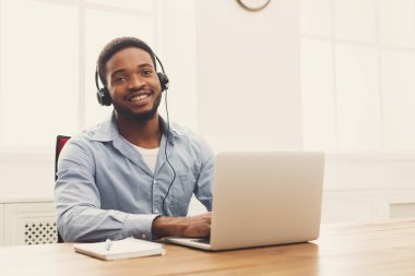 Merkezi operatörü adamı kulaklık çalışma ile ara