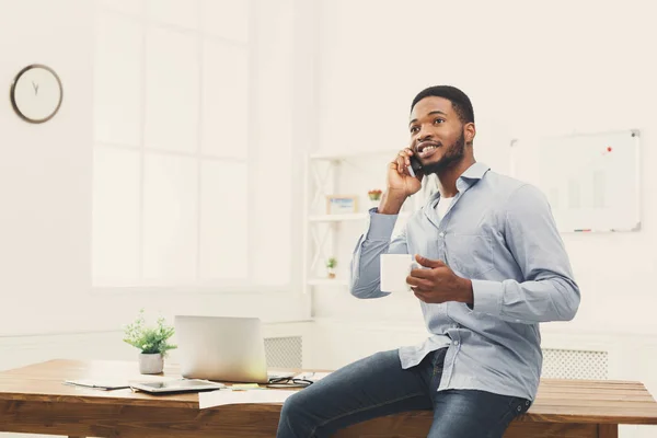 Молодой черный бизнесмен разговаривает по телефону — стоковое фото