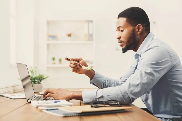 Mujer de negocios pensando en una estrategia exitosa —  Fotos de Stock