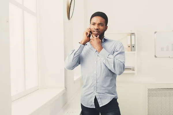 Teléfono de hombre de negocios hablando por teléfono cerca de la ventana —  Fotos de Stock