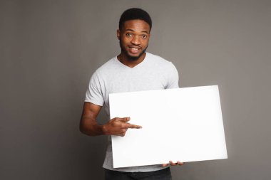 Beyaz boş tahta tutan genç Afro-Amerikan adam resmi