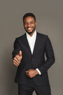 Jest, stüdyo çekim yukarı gösterilen mutlu siyah adam