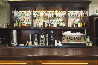 Alkol şişeleri ürün yelpazesine sahip olan sayaç Bar