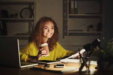 Kadın evde smartphone üzerinde çalışma sırasında söz