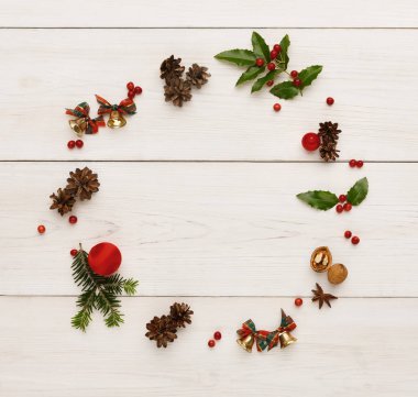 Ahşap arka planda Noel dekorasyon çerçevesi