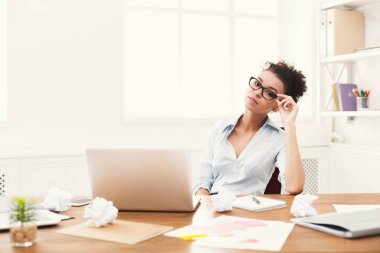 Ofiste dizüstü bilgisayarda çalışan iş kadını.