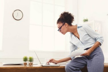 İş kadını office masaüstü belgeleriyle çalışma