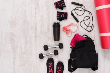 Kadın spor giyim ve malzemeleri üst görüntüleme