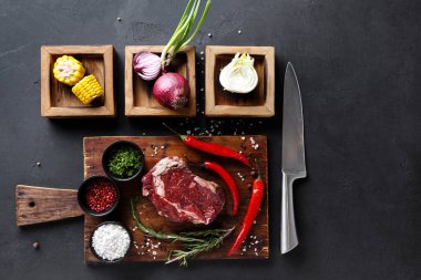 Malzemeler ahşap kutular, ahşap masa ve çeşitli baharatlar ile kaburga eti yemek.