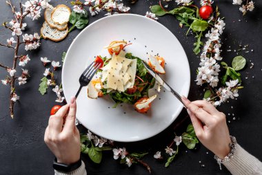 Siyah arka plan üzerine beyaz plaka restoran yemek yeme