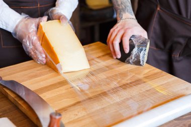 Tezgâhtar bir parça peynir kaydırma