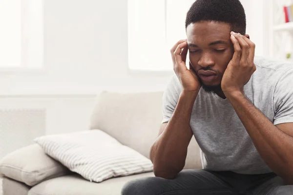 Jonge Afro-Amerikaanse man met hoofdpijn thuis — Stockfoto