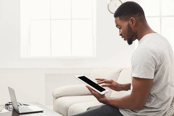 Young man using tablet at home — Stock Photo, Image