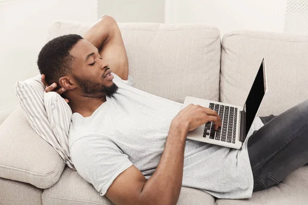 Homem com laptop dentro de casa — Fotografia de Stock
