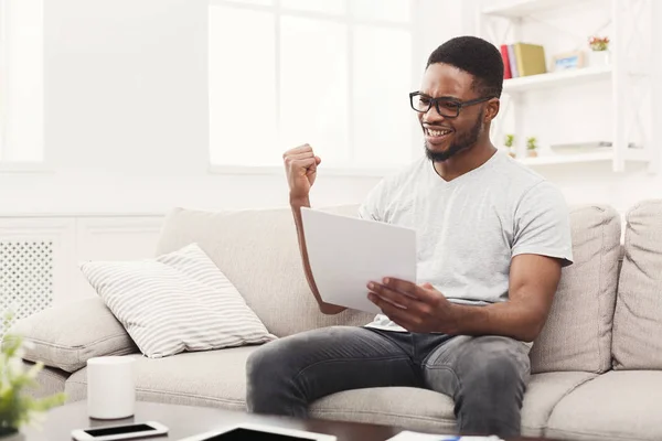 Joven hombre negro con brazo levantado celebrando el éxito —  Fotos de Stock