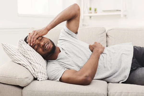 잘생긴 젊은 아프리카계 미국인 남자가 복 통 및 두통에서 고통 — 스톡 사진