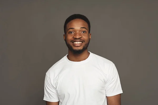 Expresión facial, emociones, amistoso hombre negro sonriendo —  Fotos de Stock