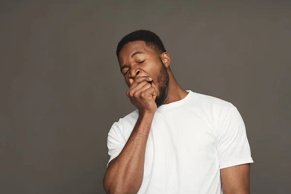 Expresión facial, emociones, amistoso hombre negro bostezando — Foto de Stock