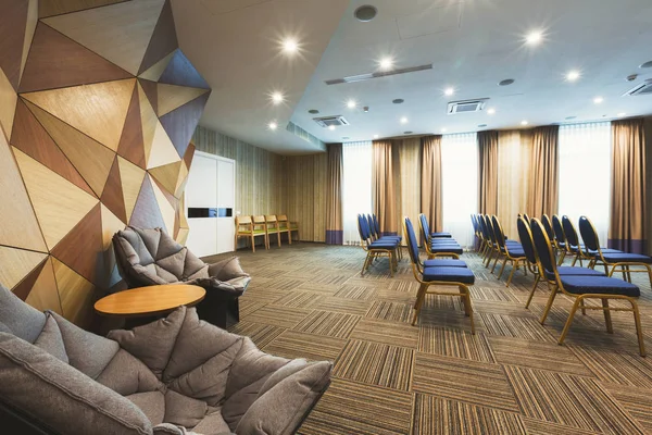Moderne hotel lobby med abstrakt trævæg - Stock-foto