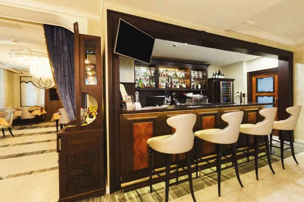 Otelin lounge barı şişe rafları ve koltuk — Stok fotoğraf