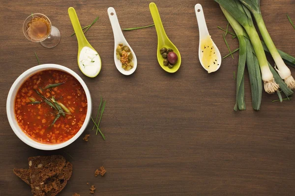 Köstliche russische Suppe mit Snacks und Getränken — Stockfoto