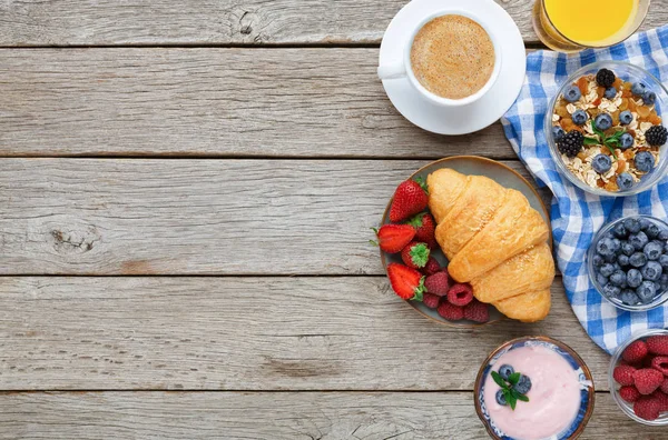 Pastelaria saborosa, frutas e bagas em madeira rústica, vista superior — Fotografia de Stock