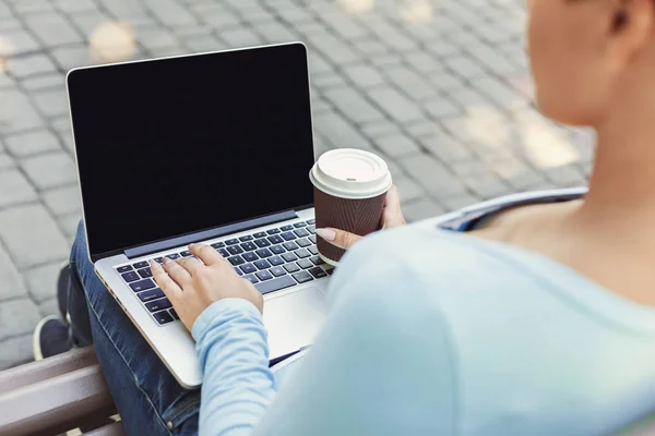 Tangan wanita dengan laptop close-up, di atas bahu ditembak di luar ruangan — Stok Foto