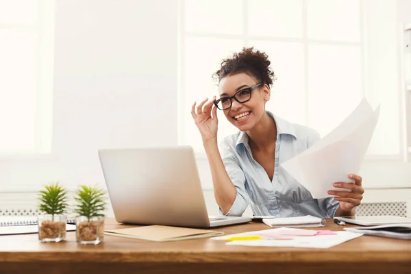 快乐的商业女性在办公室桌面阅读文档 — 图库照片
