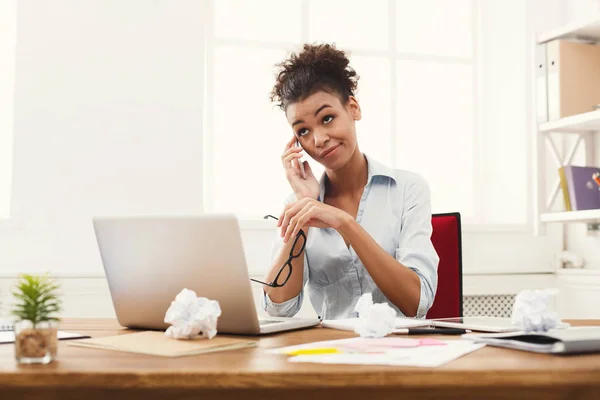 Zakelijke praten, verveeld vrouw praten over telefoon op kantoor — Stockfoto