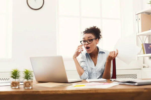 Geschäftsgespräch, überraschte Frau telefonisch im Büro — Stockfoto