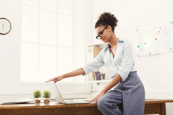 Mujer de negocios portátil de apertura en la oficina — Foto de Stock