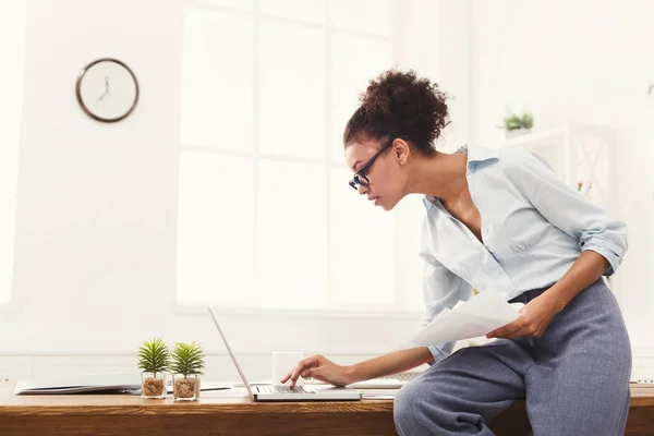 Mujer de negocios que trabaja con documentos en el escritorio de oficina — Foto de Stock