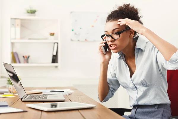 Geschäftsgespräch, wütende Frau telefoniert im Büro — Stockfoto