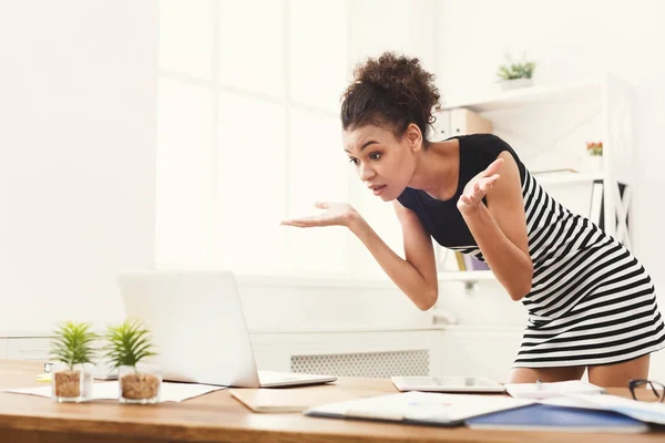 Mujer de negocios sorprendida trabajando en el ordenador portátil en la oficina —  Fotos de Stock