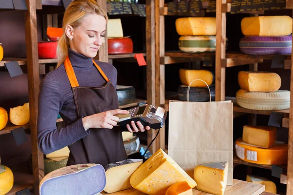 Bakkal dükkanı beyaz peynir sırasını için ödeme müşteri.