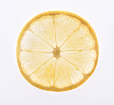 Sarı limon dilimi arkadan aydınlatmalı, üzerinde beyaz izole